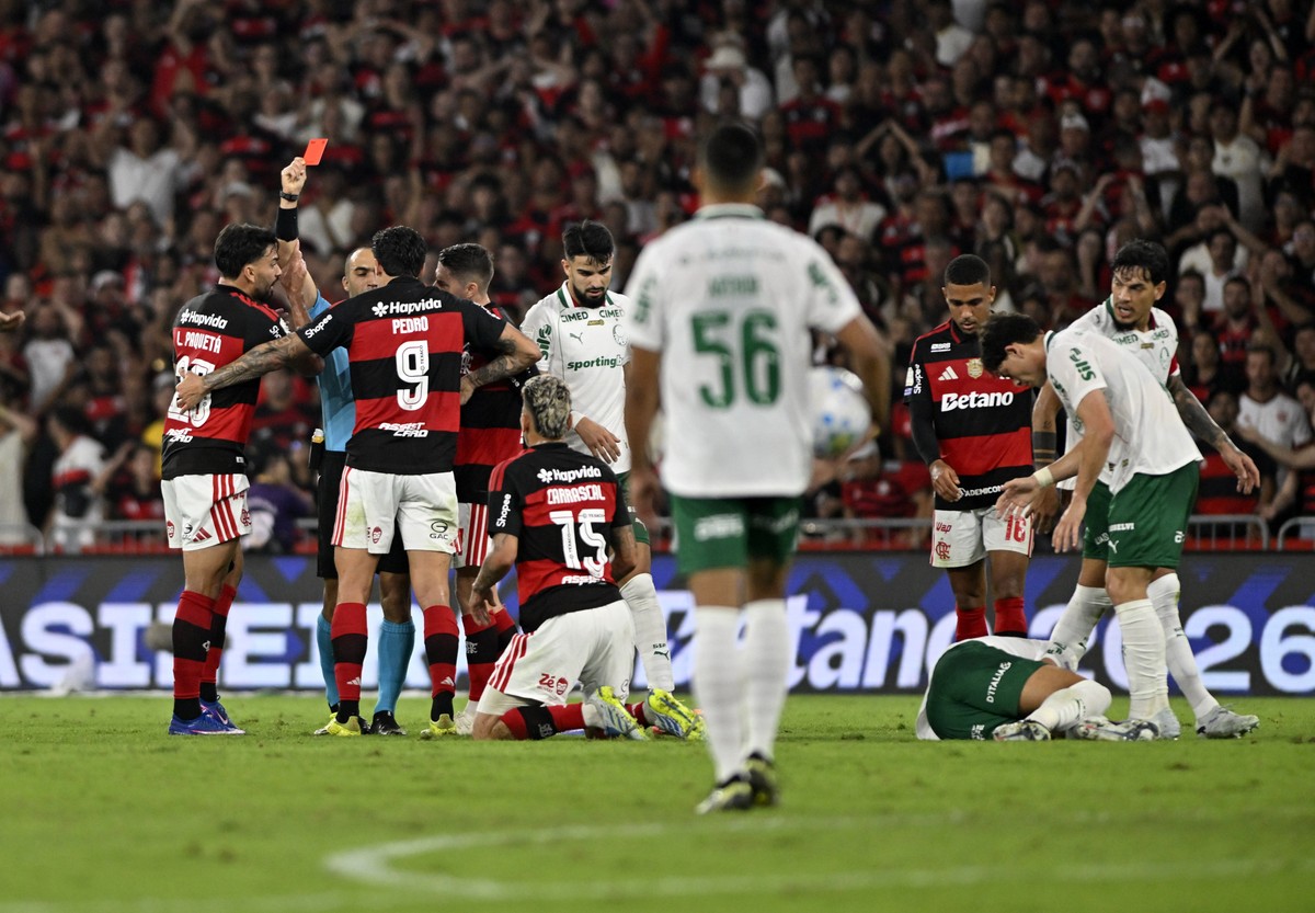STJD pune Carrascal e Flamengo após confusão em duelo com o Palmeiras; Paulinho é absolvido