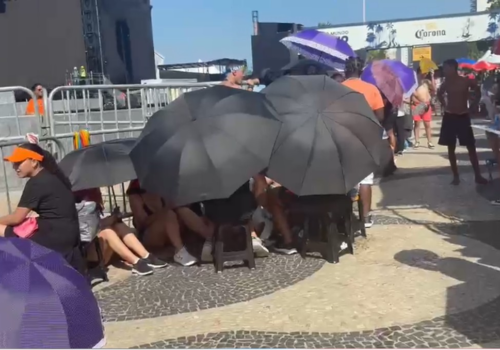 VÍDEO: horas antes do show, fãs de Shakira se aglomeram perto do palco em Copabana