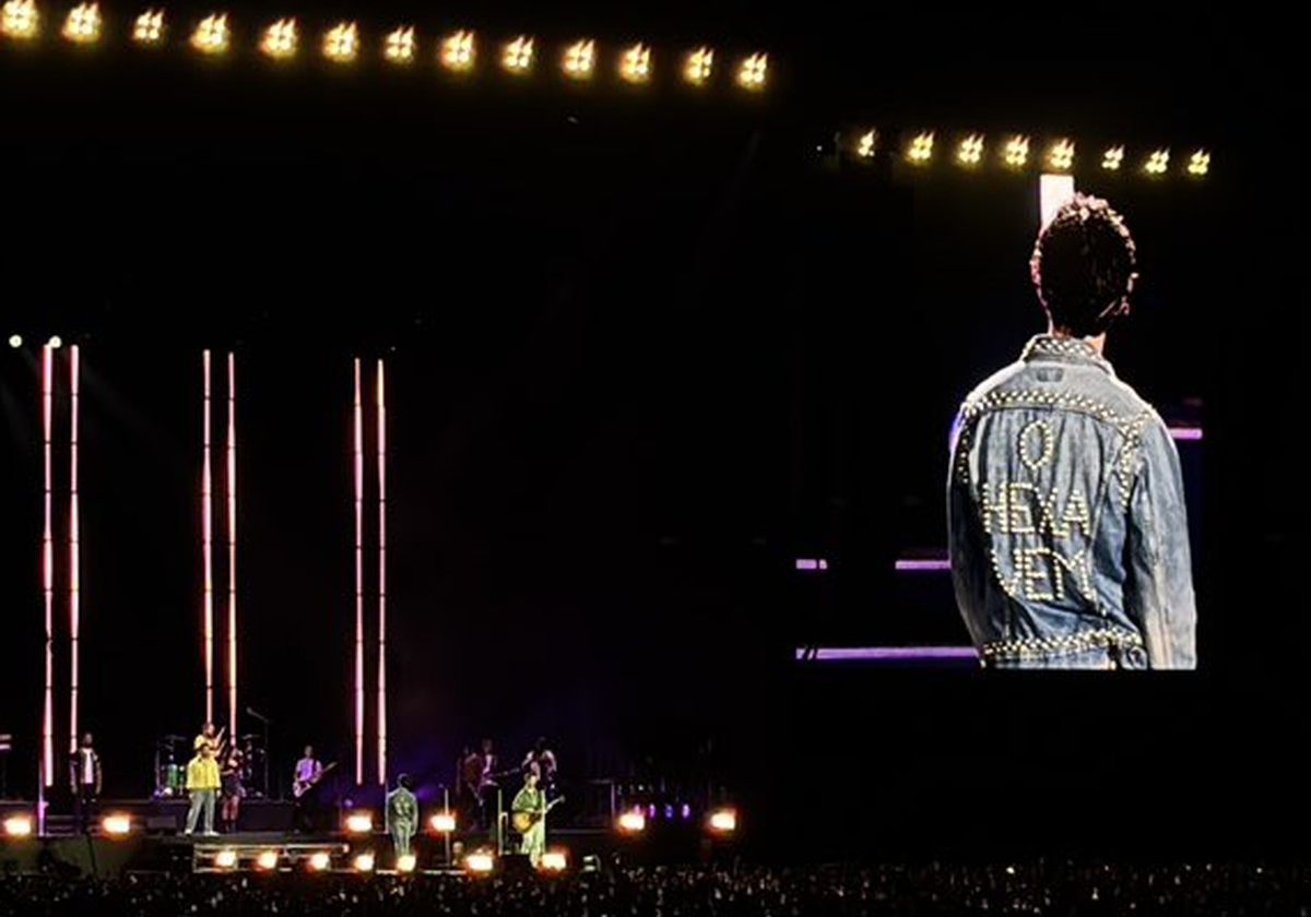 Joe Jonas sobe ao palco em SP com jaqueta 'o hexa vem' durante show dos Jonas Brothers