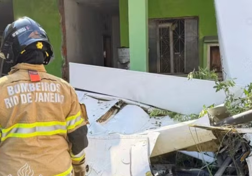 Polícia investiga queda de avião de pequeno porte em Nova Iguaçu (RJ); piloto morreu