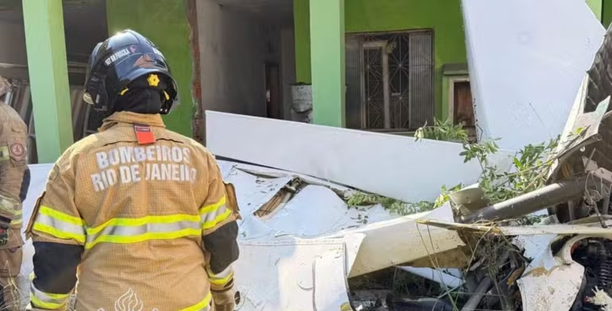 Polícia investiga queda de avião de pequeno porte em Nova Iguaçu (RJ); piloto morreu