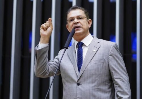 Líder do PL na Câmara diz que partido vai defender escala 4×3