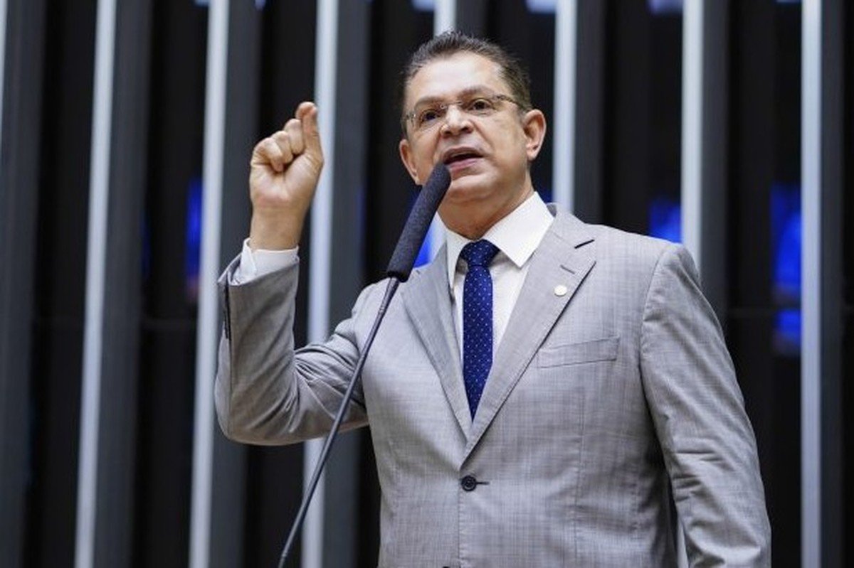 Líder do PL na Câmara diz que partido vai defender escala 4×3