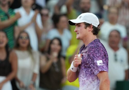 João Fonseca comemora vitória épica e fala sobre enfrentar Djokovic: 'eu gosto de jogo grande'