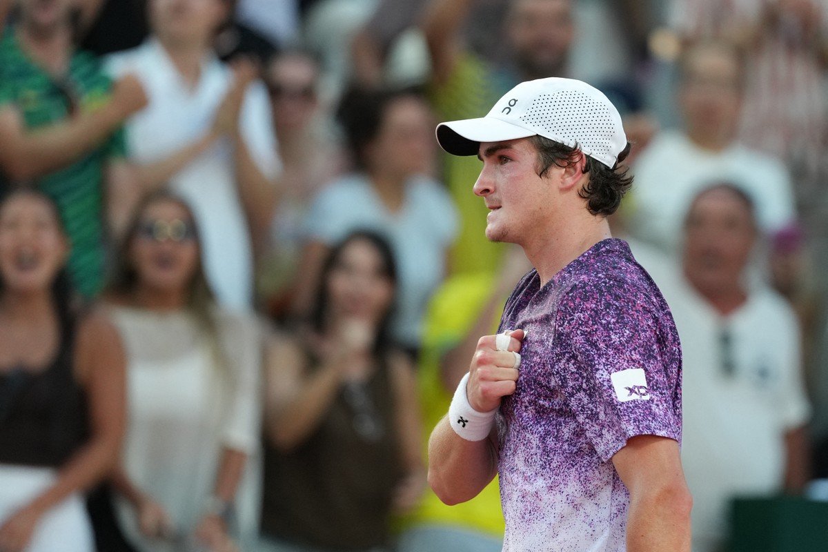 João Fonseca comemora vitória épica e fala sobre enfrentar Djokovic: 'eu gosto de jogo grande'