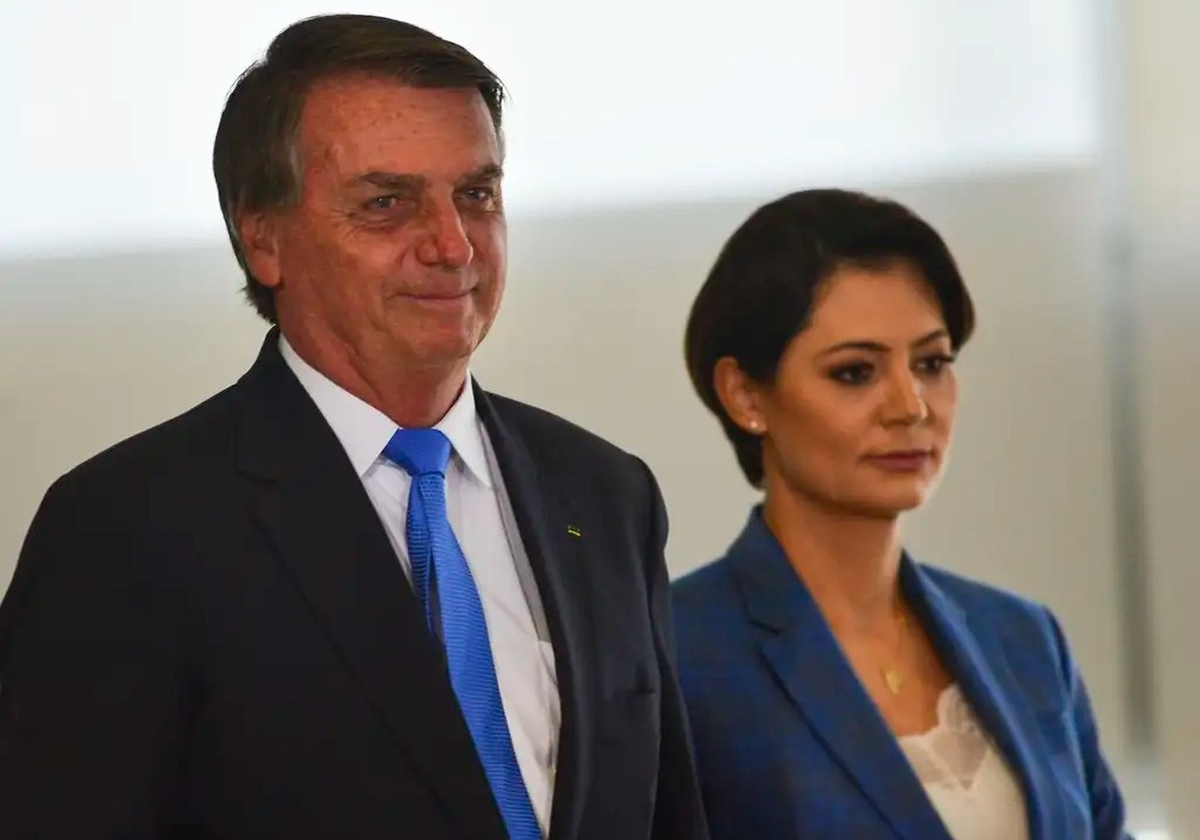 Michelle diz que Bolsonaro passou a noite estável após cirurgia no ombro