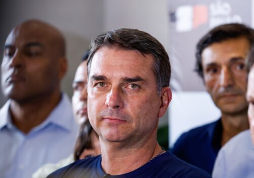Flávio Bolsonaro sobe o tom contra governo e STF: 'quem tinha que estar preso está comandando o Brasil'