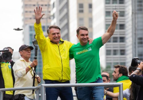 Bolsonaro disse a Flávio para 'aguentar firme' e que não há chances de candidatura ser substituída