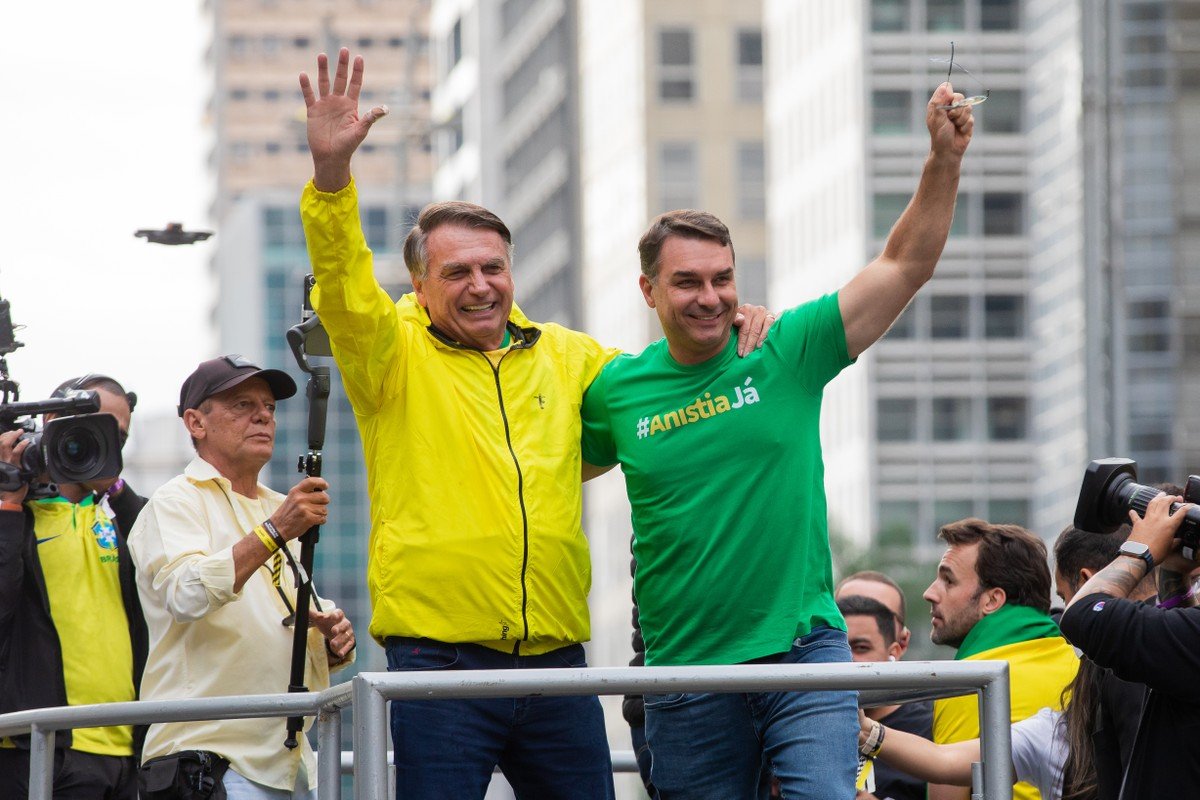 Bolsonaro disse a Flávio para 'aguentar firme' e que não há chances de candidatura ser substituída
