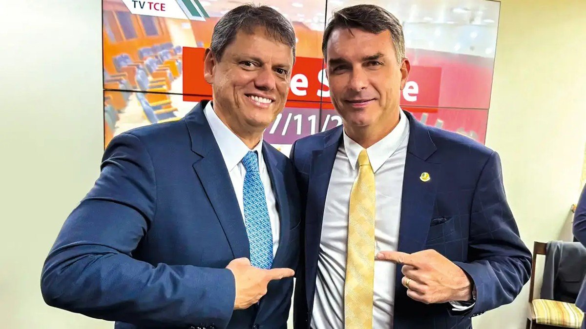 Tarcísio comenta visita de Flávio a Vorcaro: 'tem muitas questões que ele mesmo precisa explicar'