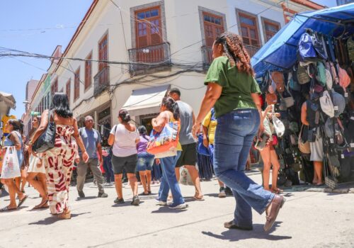 Clima de Copa invade o Saara, no Rio, com acessórios e looks em verde e amarelo