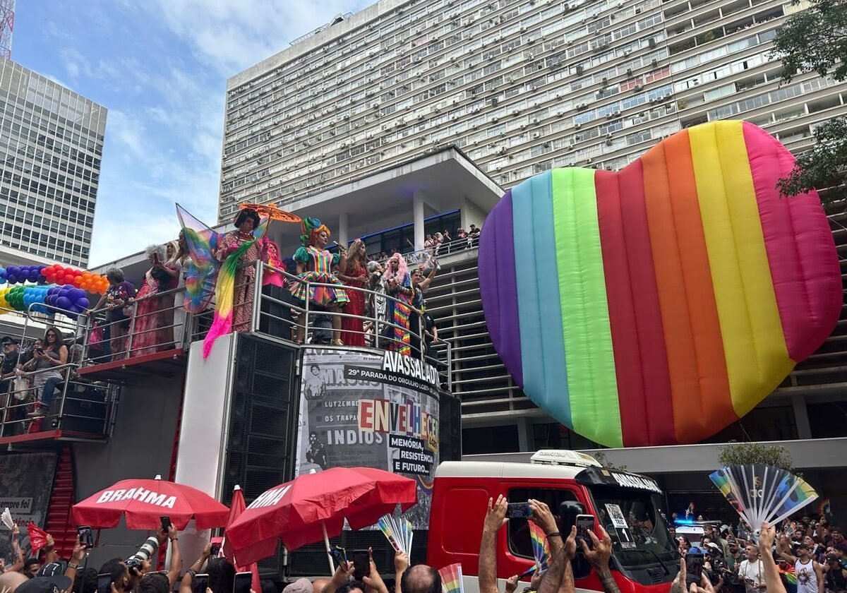 Parada LGBT de SP completa 30 anos com queda de patrocínio e menos trios elétricos