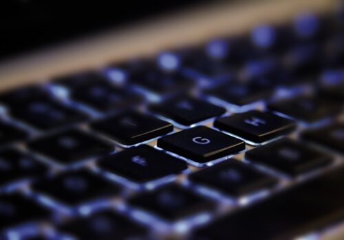 ONG oferece apoio jurídico gratuito e canal de denúncias anônimas contra big techs