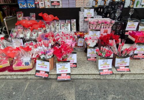 Comércio de São Paulo tem lojas cheias e aumento nas compras na véspera do Dia das Mães