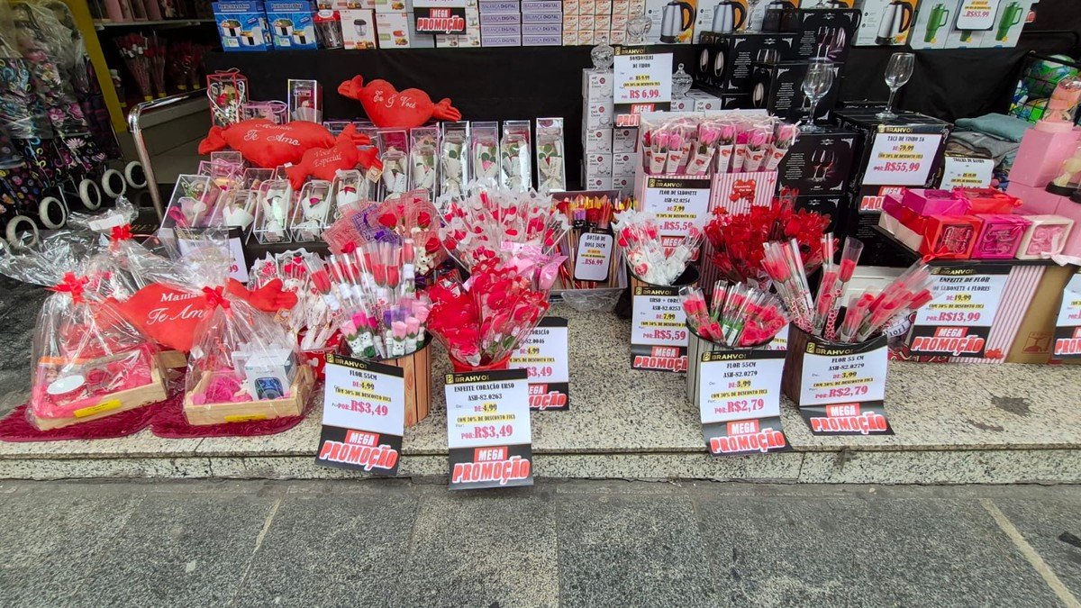 Comércio de São Paulo tem lojas cheias e aumento nas compras na véspera do Dia das Mães
