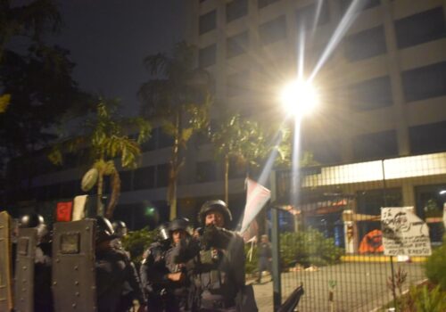Estudantes denunciam violência policial durante desocupação da Reitoria da USP; veja vídeos