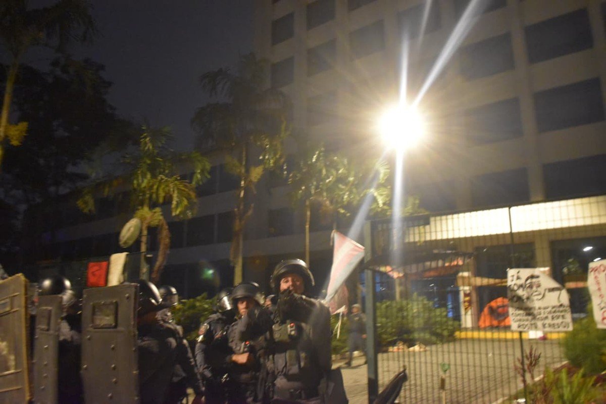 Estudantes denunciam violência policial durante desocupação da Reitoria da USP; veja vídeos