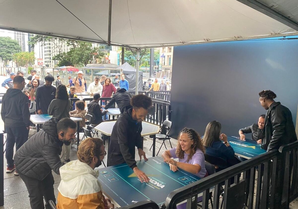 Avenida Paulista recebe campeonato de 'bafo' com figurinhas na véspera da convocação da Seleção