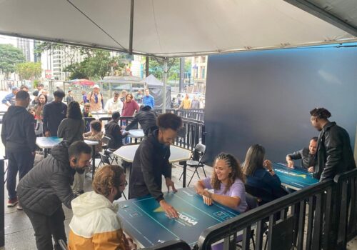 Avenida Paulista recebe campeonato de 'bafo' com figurinhas na véspera da convocação da Seleção