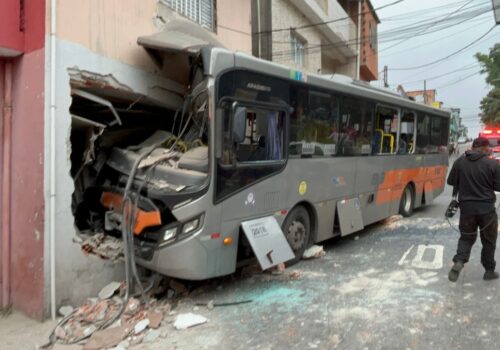 Ônibus atinge casa na Zona Oeste de SP e deixa ao menos sete feridos