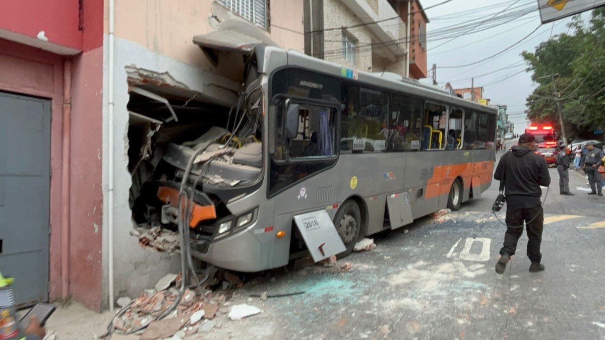 Ônibus atinge casa na Zona Oeste de SP e deixa ao menos sete feridos