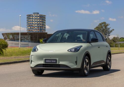 Hatch elétrico Geely EX2 será fabricado no Brasil ainda em 2026