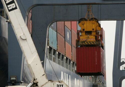 Exportadores aceleram embarques para escapar de tarifaço dos EUA