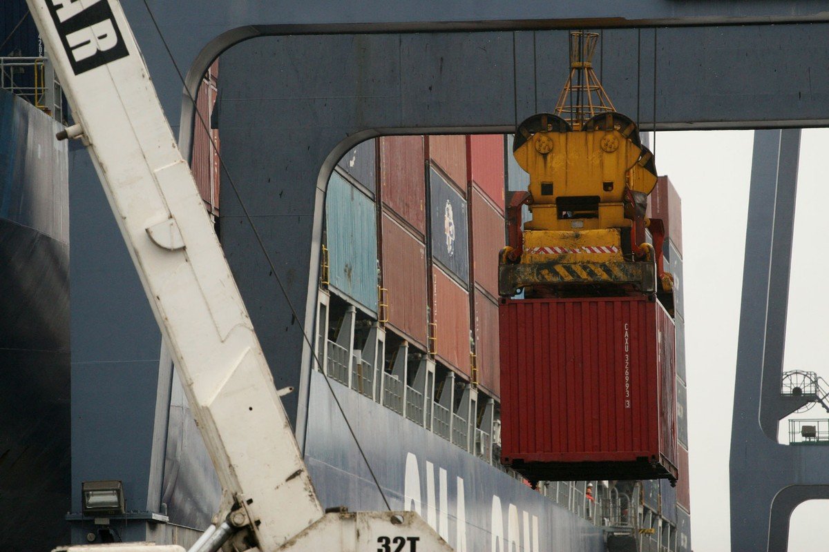 Exportadores aceleram embarques para escapar de tarifaço dos EUA