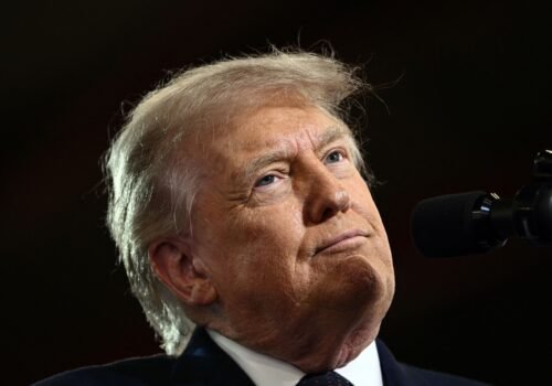 Taxa de aprovação de Trump segue próxima da mínima histórica