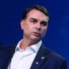 Pedido de vista interrompe julgamento sobre pesquisa que relaciona Flávio Bolsonaro a Vorcaro