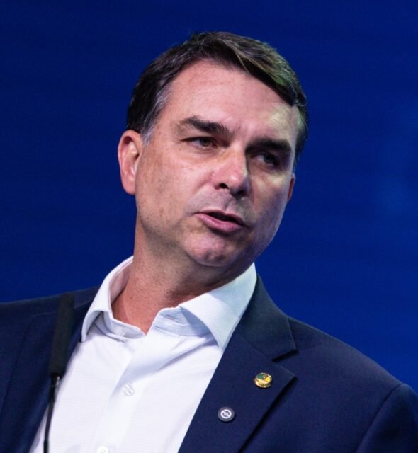 Pedido de vista interrompe julgamento sobre pesquisa que relaciona Flávio Bolsonaro a Vorcaro