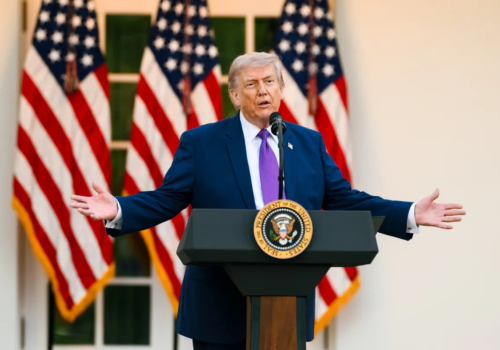 Trump diz que acordo com Irã será assinado neste domingo e que Estreito de Ormuz será reaberto