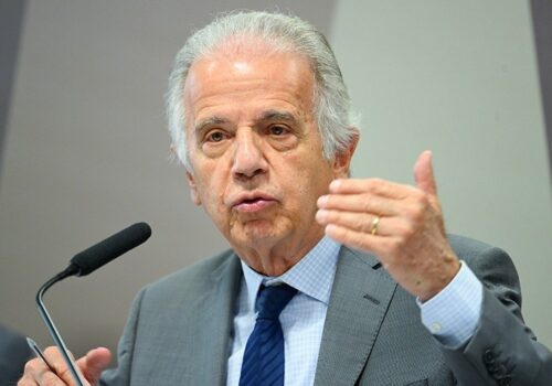Ministro da Defesa brasileiro desembarca na Venezuela para acompanhar operação de ajuda humanitária