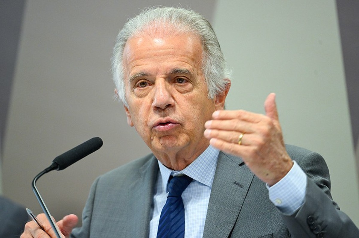 Ministro da Defesa brasileiro desembarca na Venezuela para acompanhar operação de ajuda humanitária