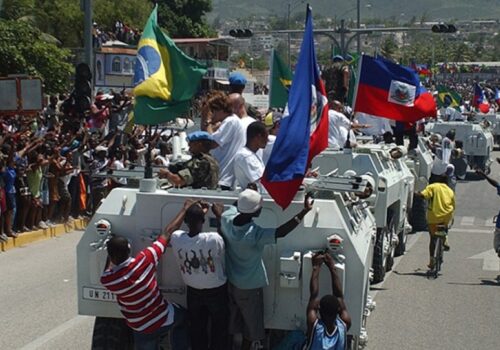 Recém campeão do mundo, Brasil enfrentou Haiti em 'jogo da paz' há mais de 20 anos; relembre