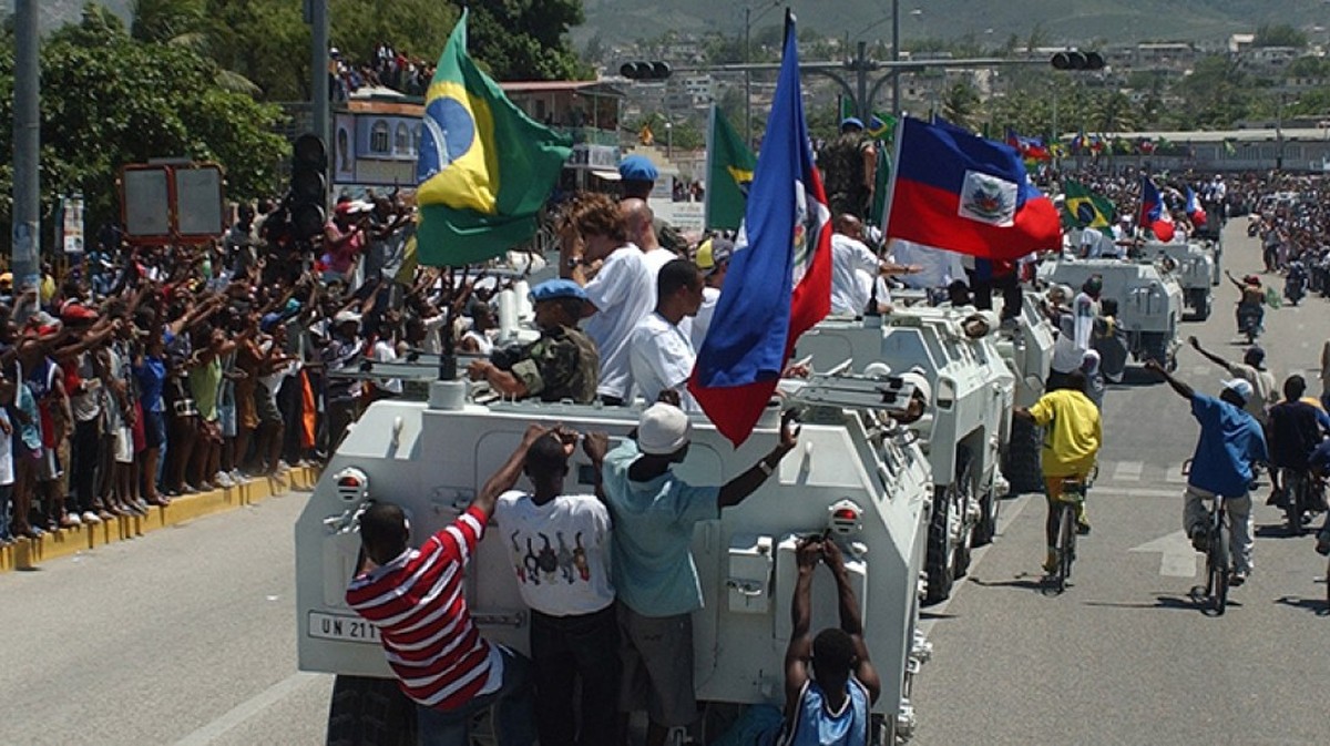 Recém campeão do mundo, Brasil enfrentou Haiti em 'jogo da paz' há mais de 20 anos; relembre