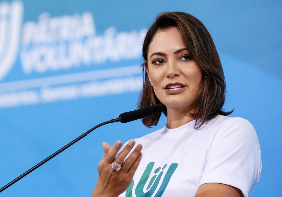 Michelle diz que vai apoiar campanha de Flávio Bolsonaro 'no momento certo'