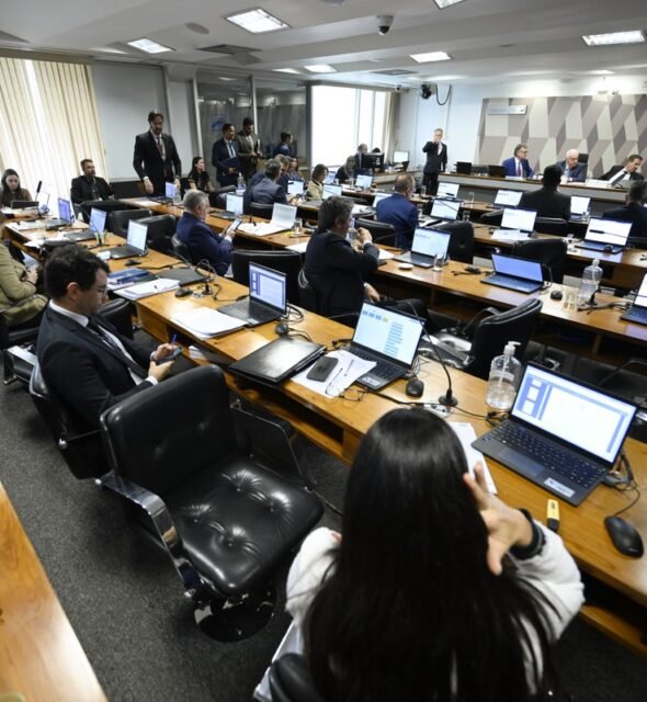 CCJ suspende discussão da PEC que reduz maioridade penal; debate será retomado nesta quarta (10)