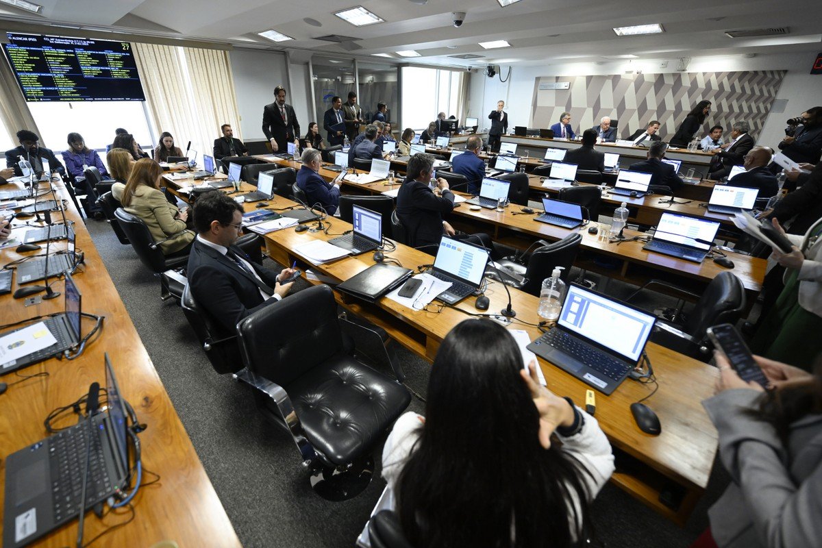 CCJ suspende discussão da PEC que reduz maioridade penal; debate será retomado nesta quarta (10)
