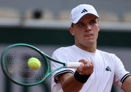 Conheça Jakub Mensik, adversário de João Fonseca por uma vaga na semifinal de Roland Garros