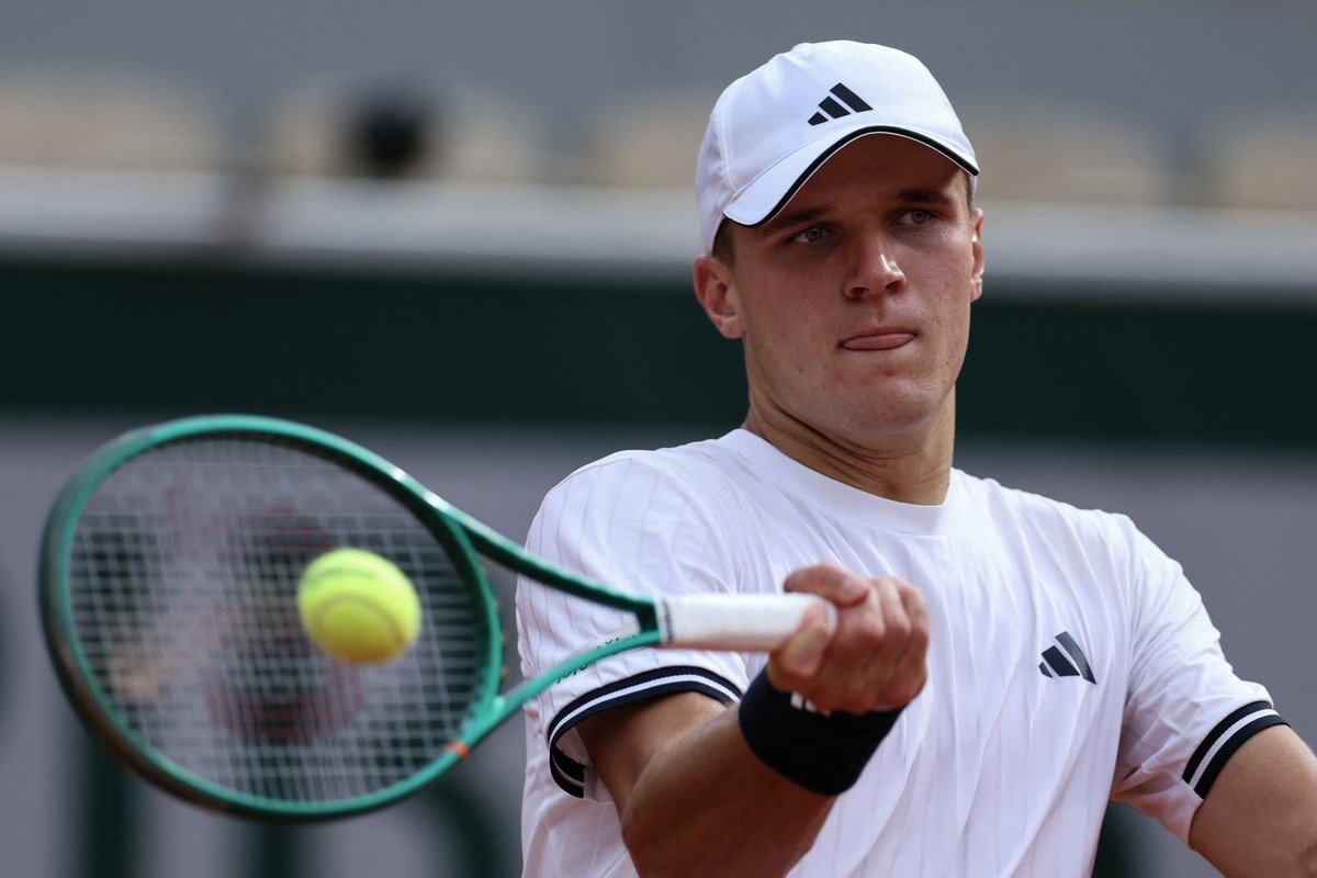 Conheça Jakub Mensik, adversário de João Fonseca por uma vaga na semifinal de Roland Garros