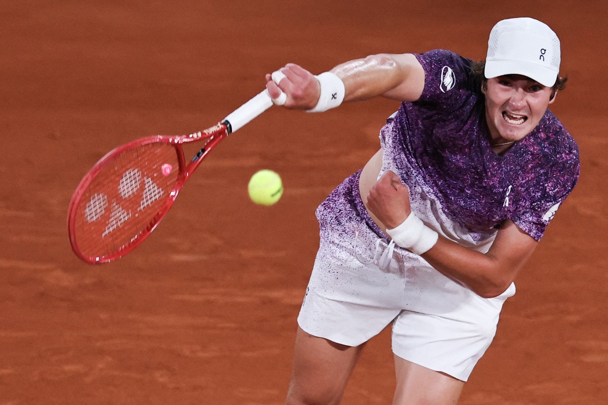 Após campanha histórica, João Fonseca perde para Jakub Mensik e se despede de Roland Garros
