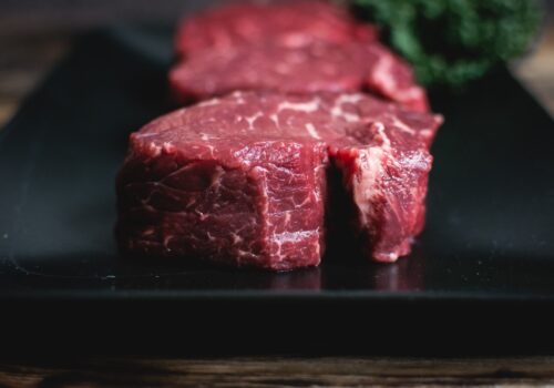 Brasil negocia com União Europeia para reverter exclusão de lista que autoriza exportação de carne