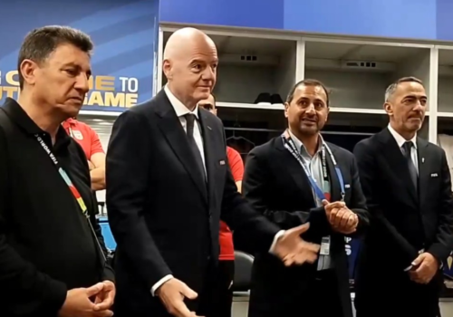 Infantino vai ao vestiário do Irã após partida pela Copa e diz que jogadores 'enviam mensagem para o mundo'