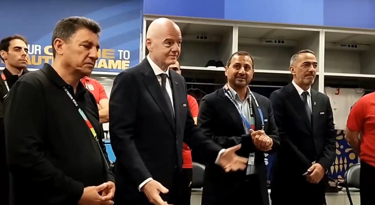 Infantino vai ao vestiário do Irã após partida pela Copa e diz que jogadores 'enviam mensagem para o mundo'