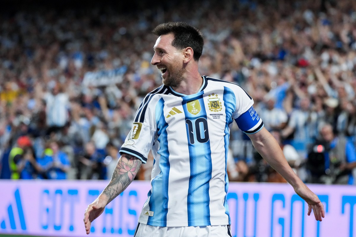 Veja todos os detalhes especiais na camisa de Messi durante a estreia da Argentina na Copa