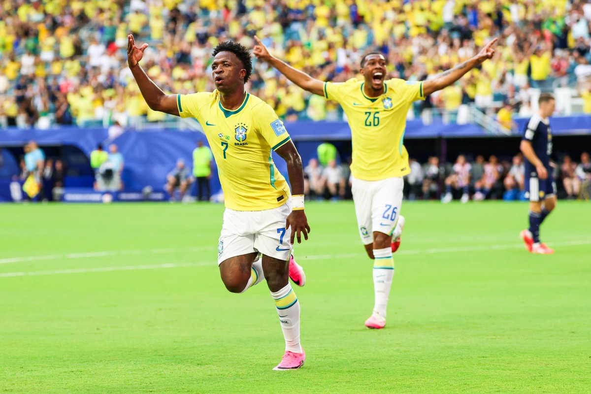 Brasil vence a Escócia, garante liderança do grupo C e avança ao mata-mata da Copa do Mundo