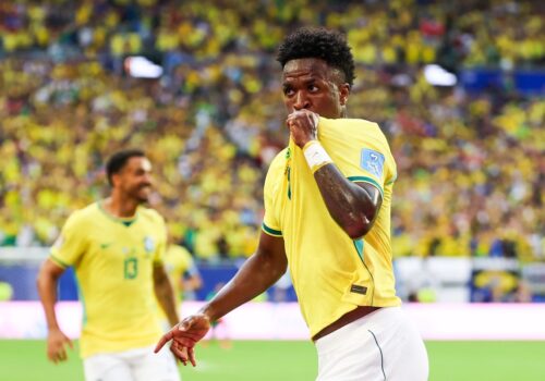Com gols contra a Escócia, Vini Jr. se aproxima de Messi e entra na briga pela artilharia da Copa do Mundo