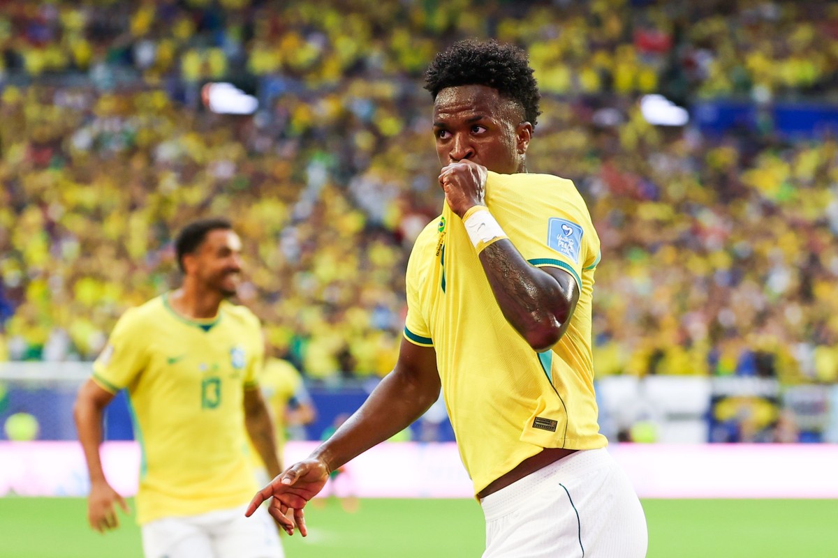 Com gols contra a Escócia, Vini Jr. se aproxima de Messi e entra na briga pela artilharia da Copa do Mundo
