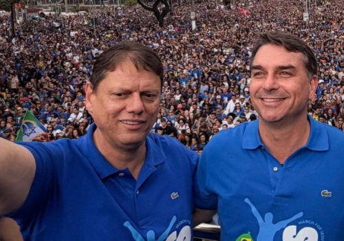 Tarcísio e Flávio Bolsonaro se reencontram quase um mês após revelações sobre Vorcaro